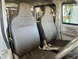 運転席の足元は広々としており、座席は大きく前後にスライド出来るので自分に合ったポジションで運転する事が出来ます。アクセルやブレーキにクセもなくとても運転のしやすい車両です。