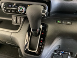 CVT車のセレクトレバーです。低速から高速まで、変速ショックのないスムーズな走りを実現するとともに、エンジン効率のよい領域を維持することで燃費にも貢献します。