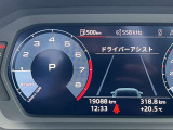 スピードメーターなどの運転に必要な計器とともに、オーディオ・電話の操作画面などを表示。レイアウトはステアリングスイッチで切り替えでき運転に集中しながら必要な情報を瞬時に得ることが可能。