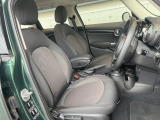 ●前席:ゆったりとしたドライバースペースで、長時間の運転でも快適にお過ごしいただけます。