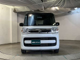 お車購入のポイントとなるフロントマスクです!シャープな目つきが印象的なデザインのヘッドランプです。