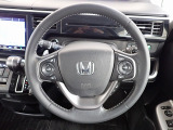 ハンドル左側にはオーディオ操作が出来るオーディオリモートコントロールスイッチ、右側にはHonda SENSINGとオートクルーズコントロールのスイッチを装備!