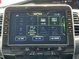 上空から見下ろしているかのような映像をディスプレイに映し出し、スムースな駐車をサポートします。画面は「トップビュー」のほか「サイドブラインドビュー」への切り換えが可能。ますます安心です