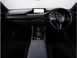 【インパネ周り】視界がよく運転しやすい設計となっております。インパネ周りもすっきりと洗練されたデザインで高級感が溢れています。日々のドライブを飽きさせません。