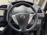握りやすいステアリングは、運転操作を快適にします。オーディオやハンズフリー通話の操作も可能です。