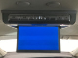 【後席用プルダウンモニター】後ろに乗車している人を飽きさせません♪ テレビやDVDビデオを見ながら楽しいドライブを♪使わない時は格納できますので、ジャマになる事もありません♪