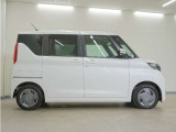 リアには左右スライドドアを採用。狭い駐車場でも開閉しやすく、強風の日でもドアが煽られにくくなっております。小さなお子さまやご年配の方も安心して乗り降りできます。