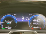 洗練されたデザインのメーターパネルで、必要な情報を一目で確認できます。運転に集中しながら、車両の状態を把握できます。