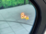 【ブラインドスポットモニター】走行中、ドアミラーの死角になりやすい箇所に後続車が接近するとサイドミラーのレンズに警告を表示!ドライバーに注意喚起をしてくれます。