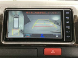 こちらのバックカメラは画面にラインが表示されておりますので、バック時のクルマの進行方向の目安になります。より高いレベルで車庫入れをサポートする、便利な機能ですね。