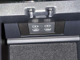 充電用USB端子付き。スマートフォンなどの充電に便利です。
