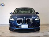 【キドニーグリル】BMWは約90年もの間、ほぼ全ての車両にひと目でBMWだと分かるこの特徴的なフロントグリルが備えられ、デザイン・アイコンとして親しまれてきました。