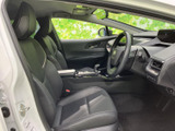 包み込まれるような座り心地の運転席。視界の広さとシートのホールド性が、快適な運転をサポートします。落ち着いた空間で、長距離運転も疲れを感じさせません。