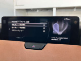 【快適オートエアコン】エアコンをAutoに設定すると、室内の温度を車両が判断します。ステアリングヒーターのON/OFFとシートヒーター3段階の暖かさを自動的に調節します。寒い季節にはうれしい装備です。
