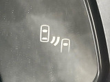 【ブラインドスポットモニター】走行中、ドアミラーの死角になりやすい箇所に後続車が接近するとサイドミラーのレンズに警告を表示!ドライバーに注意喚起をしてくれます。