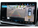 【アラウンドビューカメラ(Area View)】4台のカメラを駆使して、運転席から確認しづらい周囲の状況をディスプレイに表示。