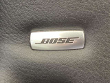 BOSEサウンドシステムを搭載。「良い音を出す」ではなく、その車種のごとに特徴を計算(車種専用設計)し、「反響音」を作り出すことによってどの座席でも自分中心で音が聴こえ、「心地よい空間」を作り出します。