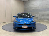 お車購入のポイントとなるフロントマスクです!シャープな目つきが印象的なデザインのヘッドランプです。
