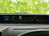 視認性の高いメーター類で、運転に必要な情報を的確に把握できます。安全運転をサポートする、優れたデザインです。