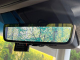 【デジタルインナーミラー】後席の大きな荷物や同乗者で後方が確認しづらい時でも安心!カメラが撮影した車両後方の映像をルームミラー内に表示。クリアな視界で状況の確認が可能です!