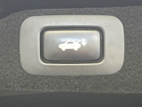 【パワーバックドア】スマートキーや運転席のボタンを押すだけでリアゲートが自動で開閉します!荷物を持っている時や、高い位置にあるバックドアを閉める際に便利な機能です♪