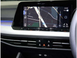 VW純正インフォティメントシステム「DiscoverPro」大変使いやすいタッチパネル型ナビゲーションでETC2.0とエンブレム内蔵バックカメラが付いています。