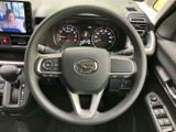 握りやすいステアリングで、快適なドライビングを実現。操作性にも優れており、スムーズな運転をサポートします。操作しやすい位置にスイッチ類も配置。