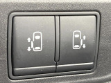 【両側パワースライドドア】スマートキーや運転席のスイッチで後席両側スライドドアの開閉が可能♪電動だから力を入れてドアを開ける必要が無く、小さなお子様でも簡単に開け閉めでき快適です♪