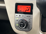 【オートエアコン】一度お好みの温度に設定すれば、車内の温度を検知し風量や温度を自動で調整。暑い&hellip;寒い&hellip;と何度もスイッチ操作をする必要はありません。快適な車内空間には必須の機能ですね♪