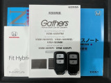 スマートキーは鍵をバッグに入れたままでもドアロックの開閉やエンジンのON・OFFができます。夜間や雨の日も鍵を探さなくて良いので便利です。