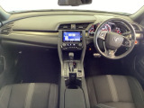 車内は光触媒抗菌消臭施工済です。インパネ周りはスタイリッシュなデザインで機能や装備も充実しています。グローブボックスやカップホルダーのほかにトレーなどたくさんの収納スペースが付いています。
