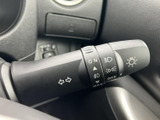 操作しやすい位置に配置されたウインカーレバー。スムーズな操作で、安全な車線変更をサポートします。直感的な操作で、運転に集中できます。
