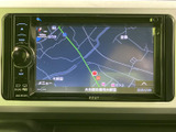 鮮やかな画面表示で、目的地までスムーズに導いてくれます。運転中の道案内も安心。快適なカーライフをサポートする頼もしい相棒です。