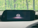 【8.8インチマツダコネクト】車内の雰囲気にマッチした大型のディスプレイ。スマホ接続でのナビ使用やBluetooth再生等、様々な機能が楽しめます。直感的なダイヤル操作が可能で、使い勝手も良好です。