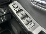 運転席ドアのウインドウ操作スイッチです。すべてのウインドウの開閉操作が可能です。また、ドアミラーはオート開閉なので、ドアロックで自動で閉じ、エンジンスタートで自動で開きます。