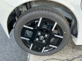 純正アルミホイールを装着しています。安全運転で楽しいドライブを。