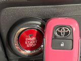 【スマートキー】カバンやポケットに入れたままでもドアの施錠・解錠が可能なスマートキーを装備。エンジンのオン・オフ時もカギを取り出す必要が無いからとっても便利です♪