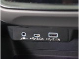 AUX端子、USBtypeA,USBtypeC端子が付いています。