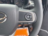 【クルーズコントロール】アクセル操作なしで一定速度を保つ機能。先行車との距離を自動調整する追従型が主流で、高速走行時の疲労を劇的に軽減します。長距離移動が多いお客様への商談では必須の快適装備です。