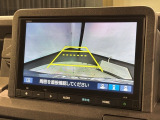 リバースギアに入れるだけで後方の表示へ切り替わります。夜間や雨の日の駐車も楽になりますよ。