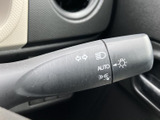 操作しやすい位置に配置されたウインカーレバー。直感的に操作でき、安全な車線変更をサポートします。オート機能も便利です。