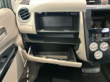 車検証入れになどにも使える便利な収納BOXあります。