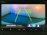 バックでの車庫入れも安心です!リアカメラが付いているバックモニター付のナビを装備しております。操作線もついており距離感も画面から確認できます。
