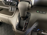 CVT車のセレクトレバーです。低速から高速まで、変速ショックのないスムーズな走りを実現するとともに、エンジン効率のよい領域を維持することで燃費にも貢献します。
