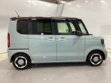 狭い駐車場でも、スライドドアならチャイルドシートへのお子さまの乗降や荷物の積載もスムーズ。とても便利な【両側電動スライドドア】ドアハンドを少し引くだけでリアドアが自動開閉します。