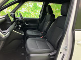 運転席からの視界は広く、運転操作もスムーズに行えます。快適な運転環境が、ドライバーをサポートします。