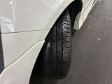 ホイールの状態やタイヤ溝の残り具合は、安全性や維持費にも関わる重要なポイントです。写真にて現状をご確認いただけますが、気になる点や詳細については、お気軽にお問い合わせください。