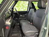 運転席からの視界は広く、運転操作もスムーズに行えます。シートの形状も体にフィットし、長時間の運転でも疲れにくい設計です。