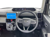 運転席まわりです。 各操作スイッチは使いやすい位置に配置されてます。