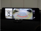【360&deg;ビュー・モニター】クルマを真上から見たような俯瞰(ふかん)映像や助手席側のサイド映像など、視点を切り替えて表示。さまざまなアングルで視界をサポートします。